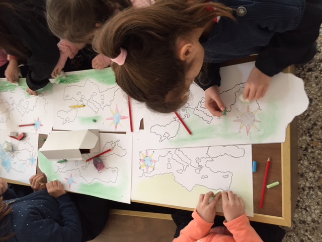 bambini in un laboratorio al Navale