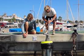 operatori marini col bidone Seabin