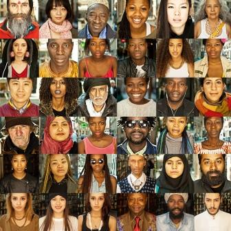 foto Timothy Costa con immigrati