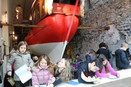 Bambini in visita alla galea
