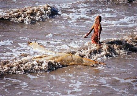 Ragazza indiana nel fiume