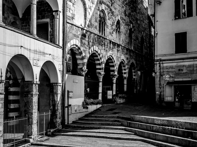 immagine b/n della Commenda e di Via Prè