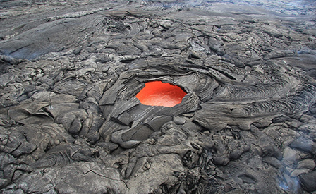 foto del cratere vivo di un vulcano