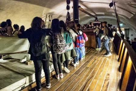 immagine di giovani visitatori intorno al brigantino