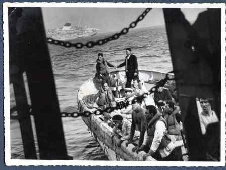immagine guida della mostra con nave che affonda e scialuppa