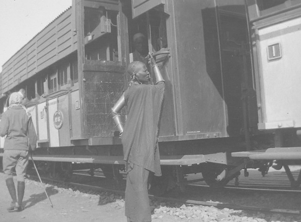 Mobasa (Kenia) - Ferrovia dell'Uganda - Donna Masai (1906)