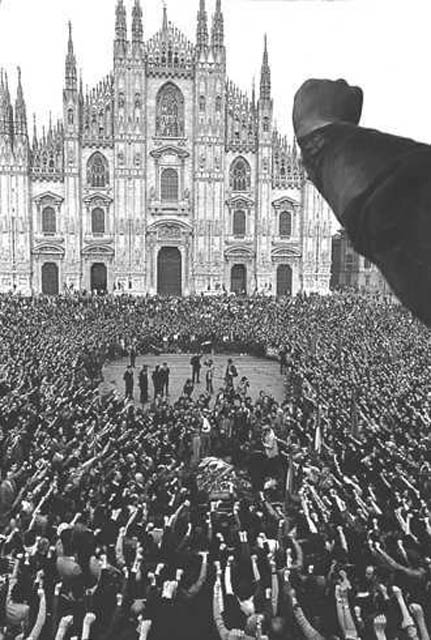 Funerali in piazza Duomo di Varalli e Zibecchi