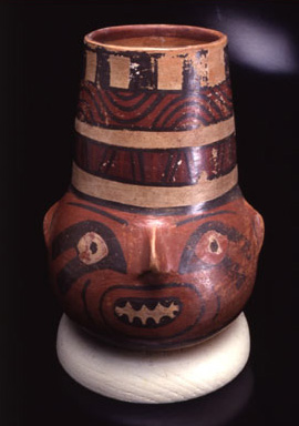 Bicchiere cefalomorfo, 0 – 125 d.C. (Nasca 5)