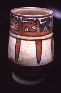 Bicchiere con rappresentazione stilizzata di “teste trofeo”, 125 a.C. – 200 d.C. (Nasca 4) 