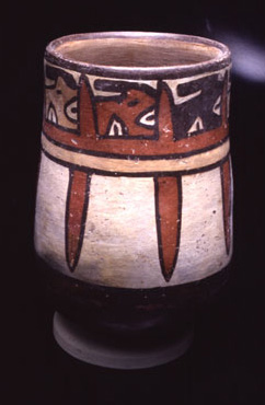 Bicchiere con rappresentazione stilizzata di “teste trofeo”, 125 a.C. – 200 d.C. (Nasca 4) Bicchiere con rappresentazione stilizzata di “teste trofeo”, 125 a.C. – 200 d.C. (Nasca 4)