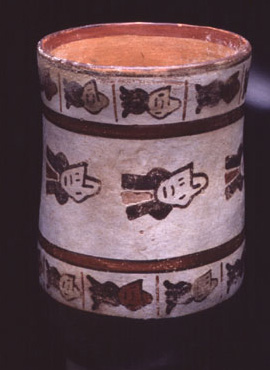Bicchiere con rappresentazione stilizzata di “teste trofeo”, 0 (?) – 125 (?) d.C. (Nasca 5) (?)