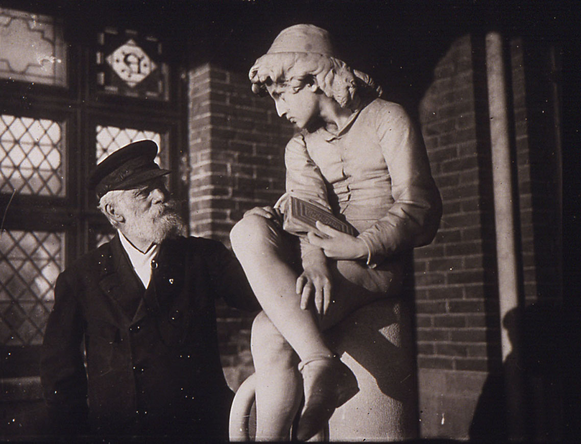 Il Capitano D'Albertis dinanzi alla scultura di Colombo Giovinetto