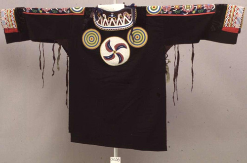 Casacca maschile, 1880 circa (Ojibway) Casacca maschile, 1880 circa (Ojibway)