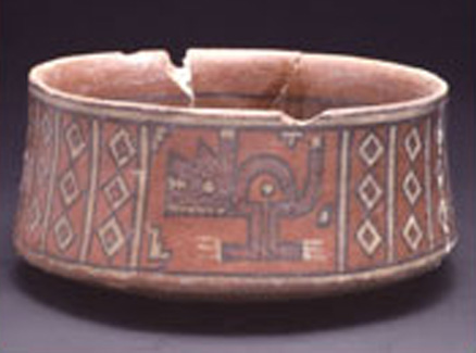 Ciotola carenata con motivi geometrici e figure zoomorfe fantastiche, 1100 – 1300 d.C. (Ica medio, influsso Wuari)