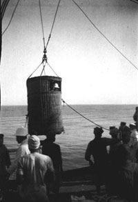 Sbarco dei passeggeri con cesta Chinda, Mozambico (1908)