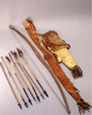 Faretra, frecce, arco, astuccio per arco, mazza e amuleto, fine ‘800 (Indiani delle Pianure)