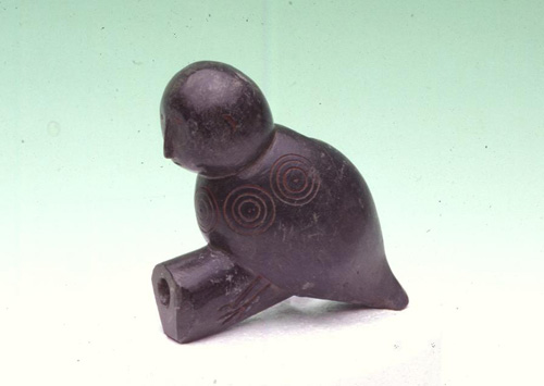 Fornello di pipa, 1880 – 1890 circa (motivo tipico dei Dakota dell’Est, Yankton, materiale Ojibway) Fornello di pipa, 1880 – 1890 circa (motivo tipico dei Dakota dell’Est, Yankton, materiale Ojibway)