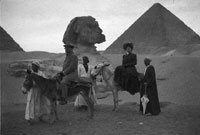 Gruppo di fronte a piramide e sfinge - Giza, Egitto (1908)