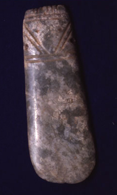 Pendente a forma di ascia con rappresentazione di volto umano triangolare stilizzato, VI - XV secolo d.C. (Costa Rica, stile Nicoya)
