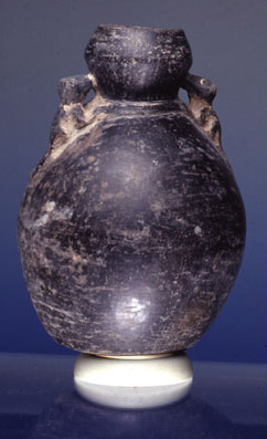 Vaso-bottiglia con due figure plastiche zoomorfe ai lati del collo 