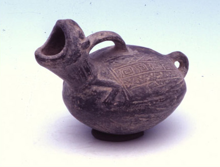 Vaso lenticolare decorato con motivi geometrici incisi