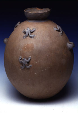 Vaso ovoidale con raganelle applicate, 1000 – 1100 d.C. (Chancay) 