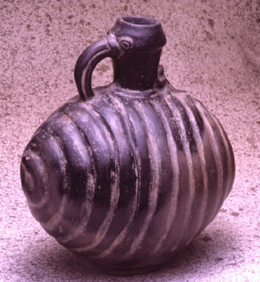 Vaso ovoidale con camera costituita dalle spire arrotolate di un serpente
