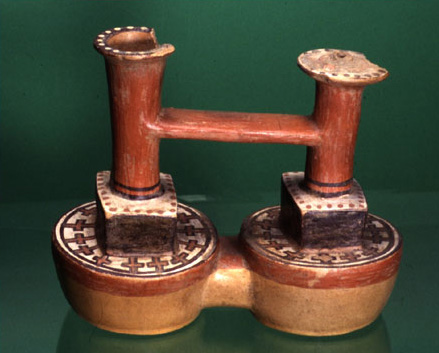 Vaso a due camere con ansa a ponte,  500 – 600 d.C. (Lima, sottostile Nieveria)