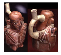 Vaso antropomorfo con ansa a staffa posteriore raffigurante un personaggio maschile stante, con dischi auricolari e borsa per la coca (chuspa), che mostra un tessuto come offerta funeraria (Moche IV)