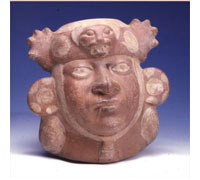 Vaso-ritratto raffigurante personaggio con dischi auricolari e fascia frontale decorata da una testa di giaguaro centrale e due conchiglie spondylus laterali (Moche IV)