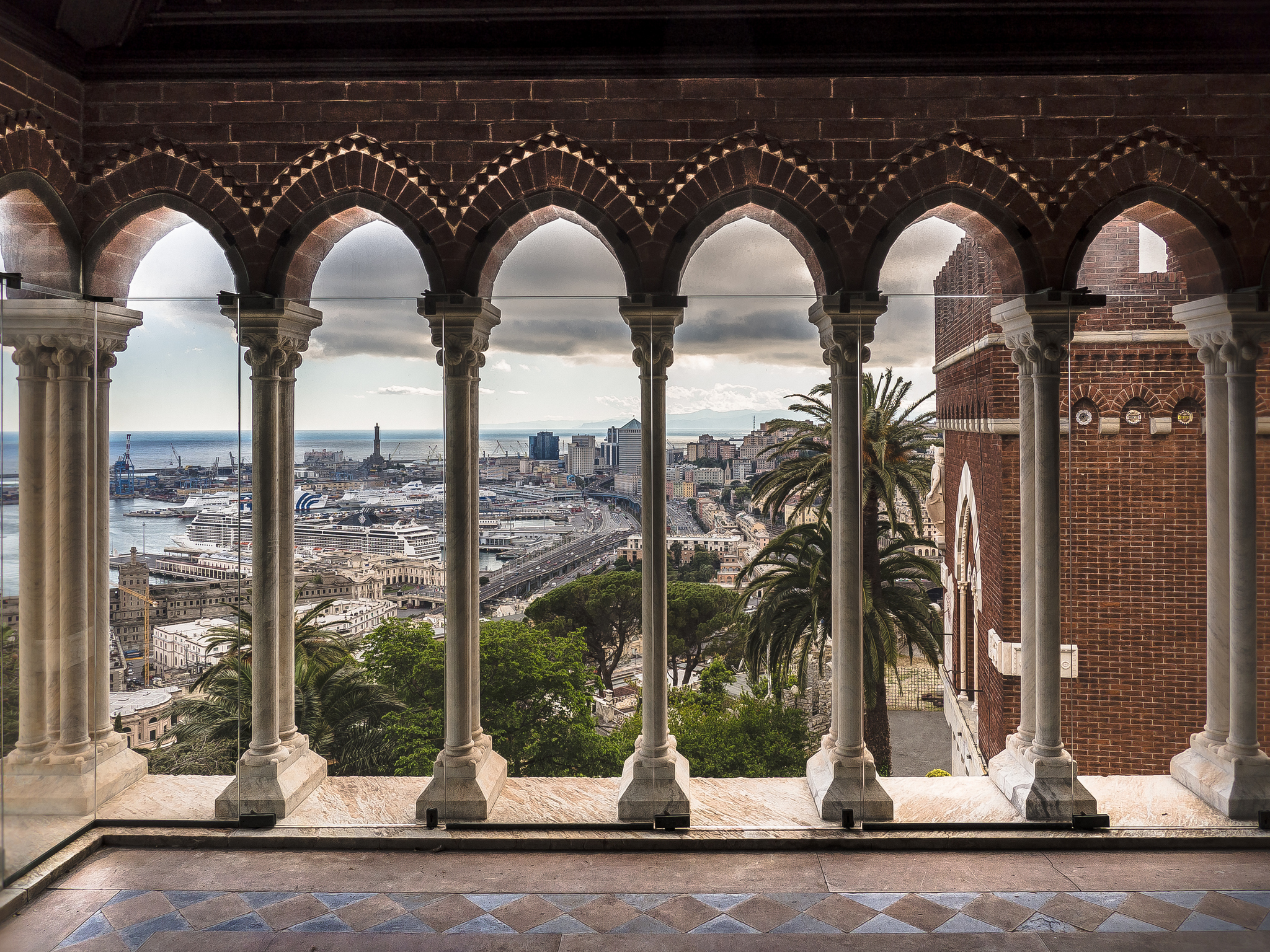 Loggiato del Castello D'Albertis, veduta sul porto