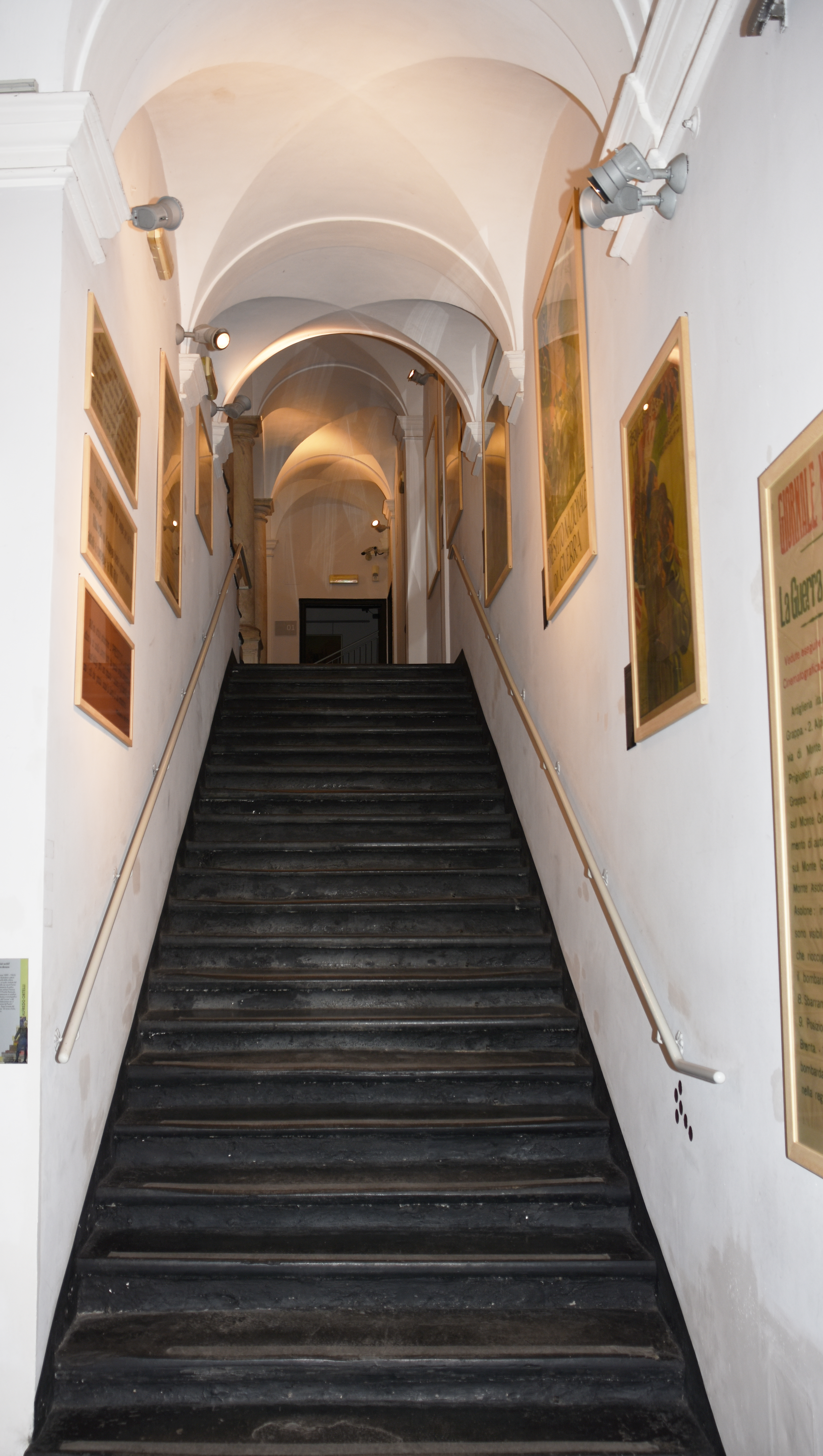 scalone palazzo Adorno sec. XV, casa natale di Giuseppe Mazzini 