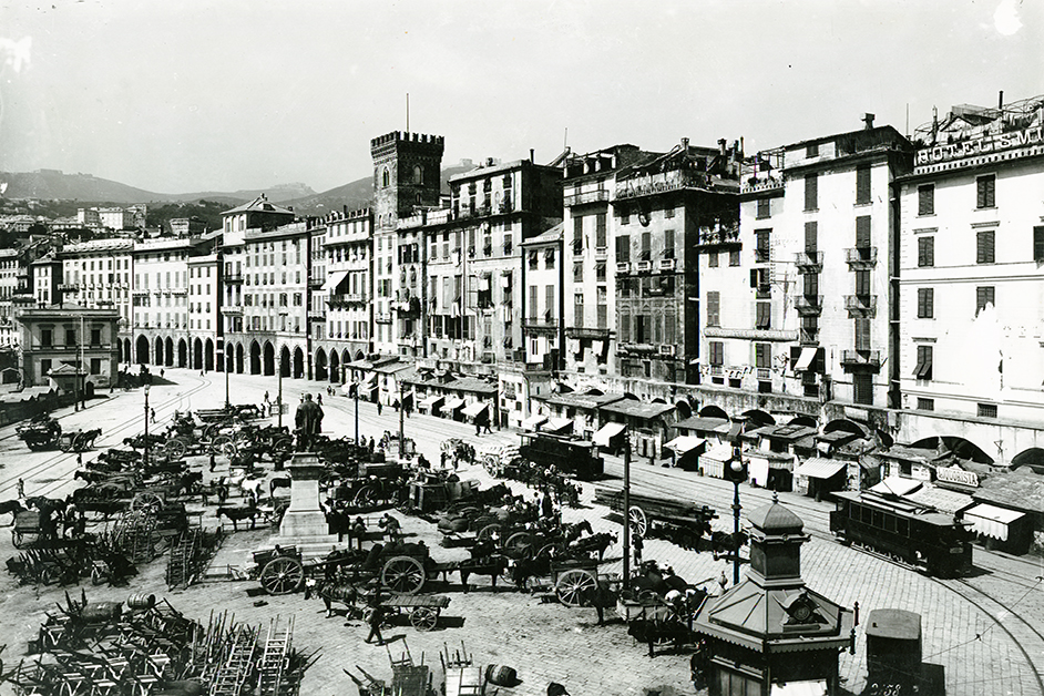 Piazza Caricamento e il portico della Ripa Maris