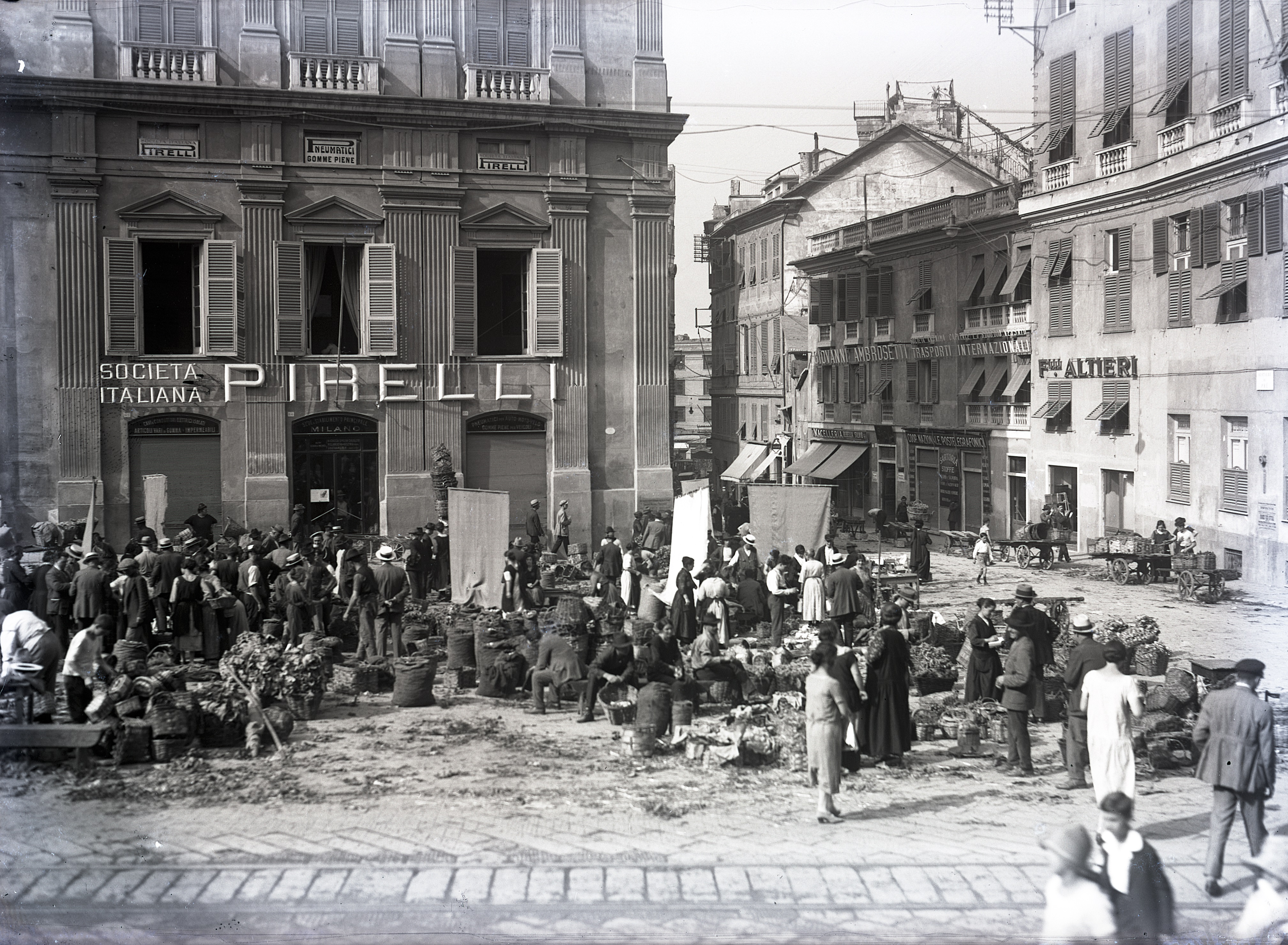 Il mercato in piazza Nunziata