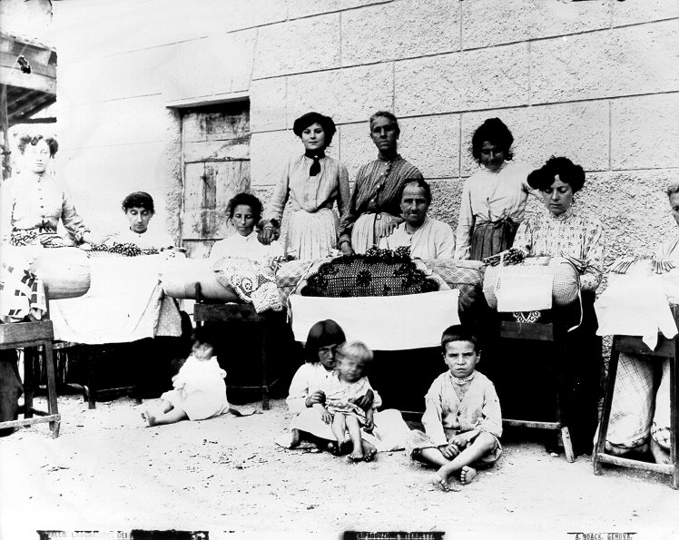 Rapallo: bobbin lace workers (tombolo)