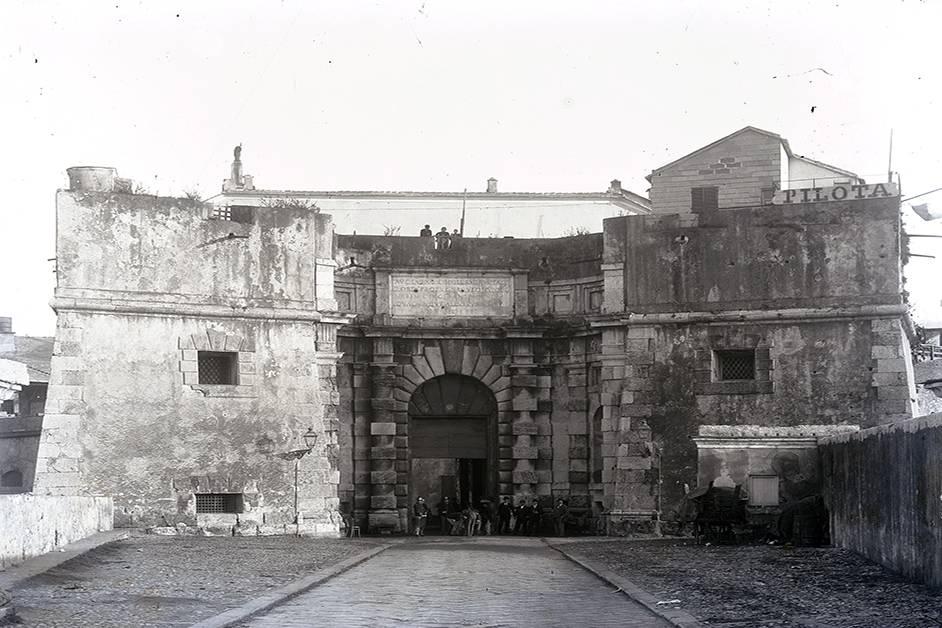 Porta Siberia prospetto a mare