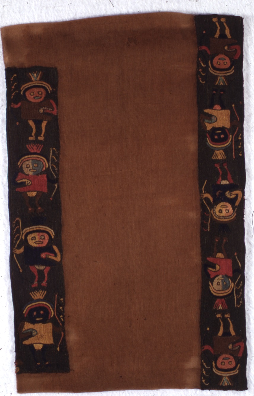 Tre frammenti di tessuto con decorazione di personaggi maschili con copricapo semilunato