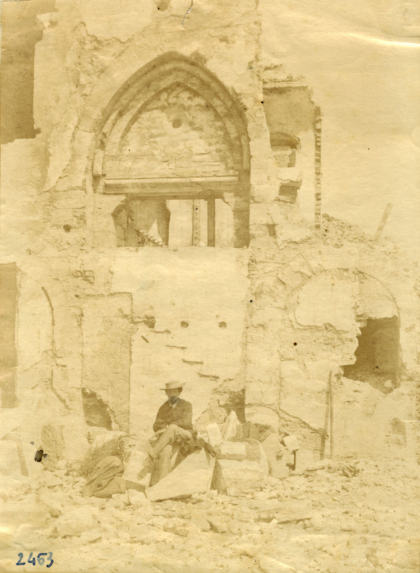La porta principale del convento di san Tomaso in demolizione