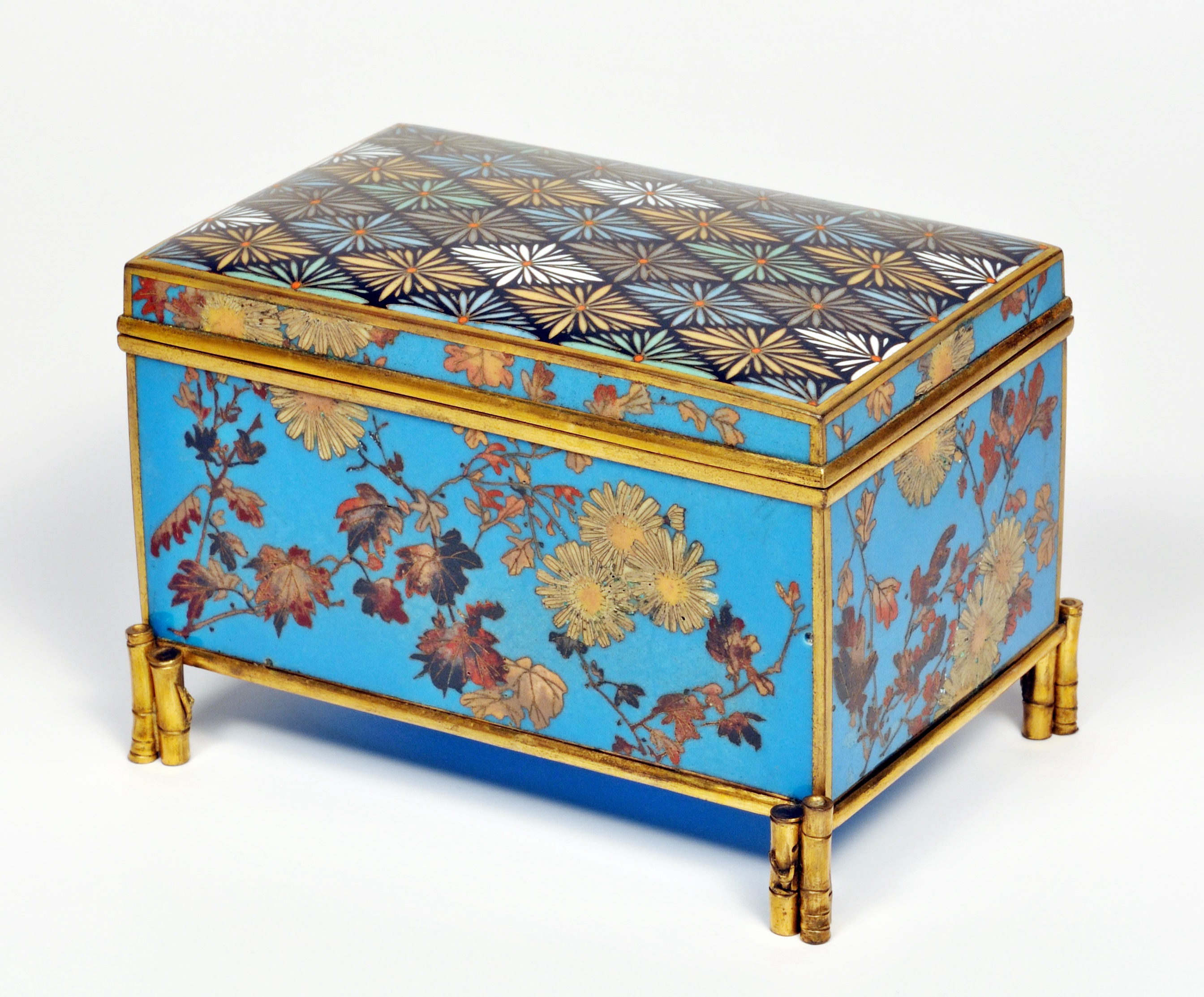 Cigarette box with chrysanthemum motif