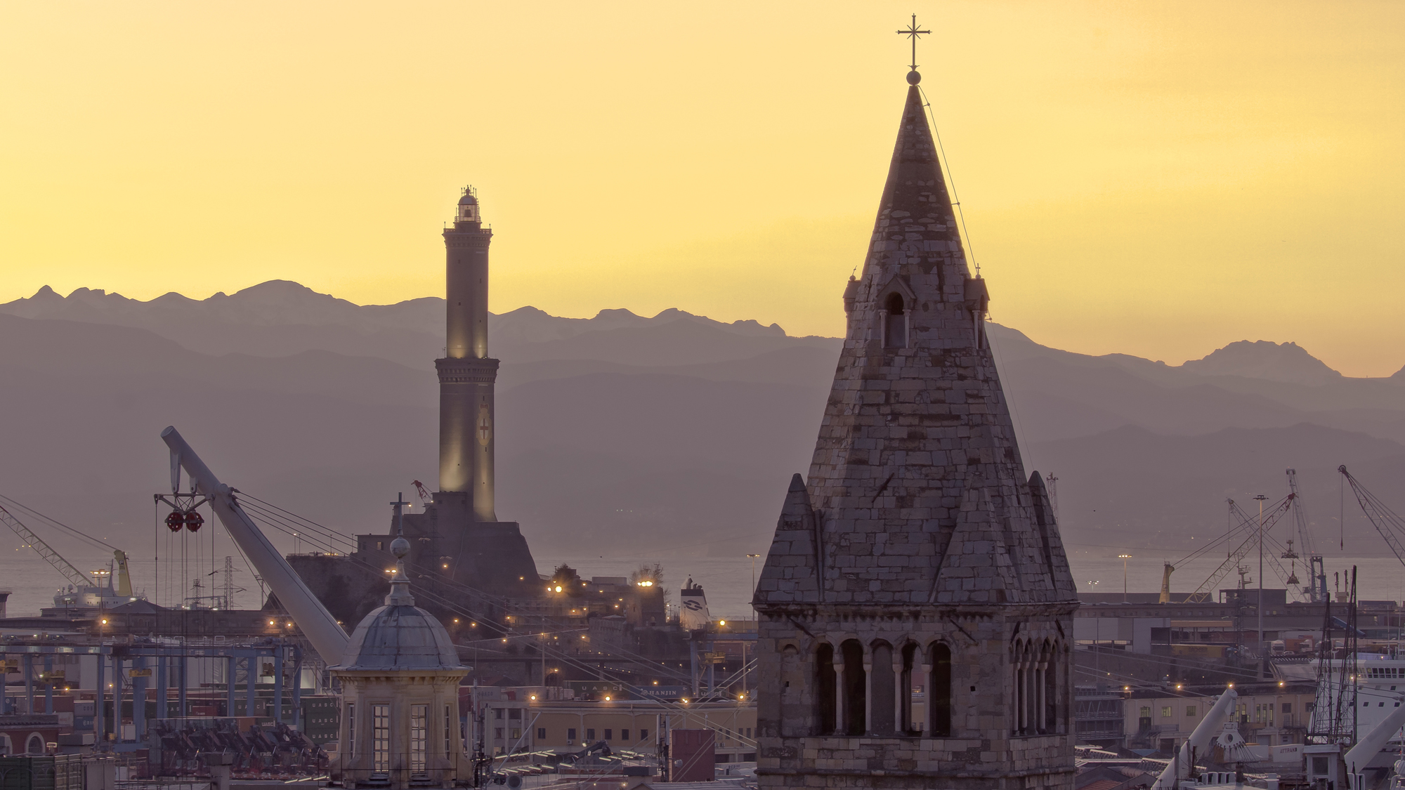 Veduta di Genova con la Lanterna - ph AdobeStock
