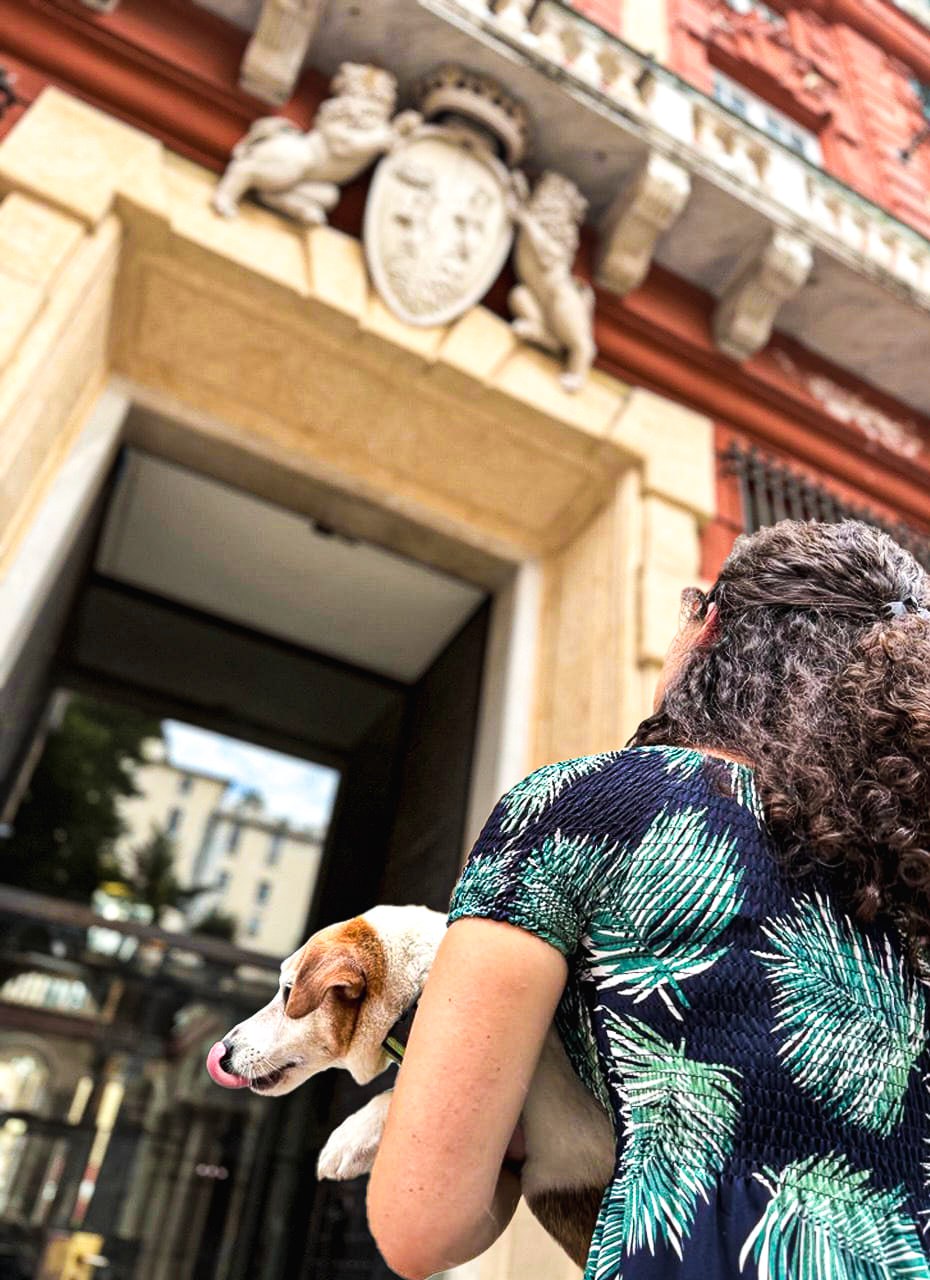 Cane e padrone davanti all'ingresso di Palazzo Rosso