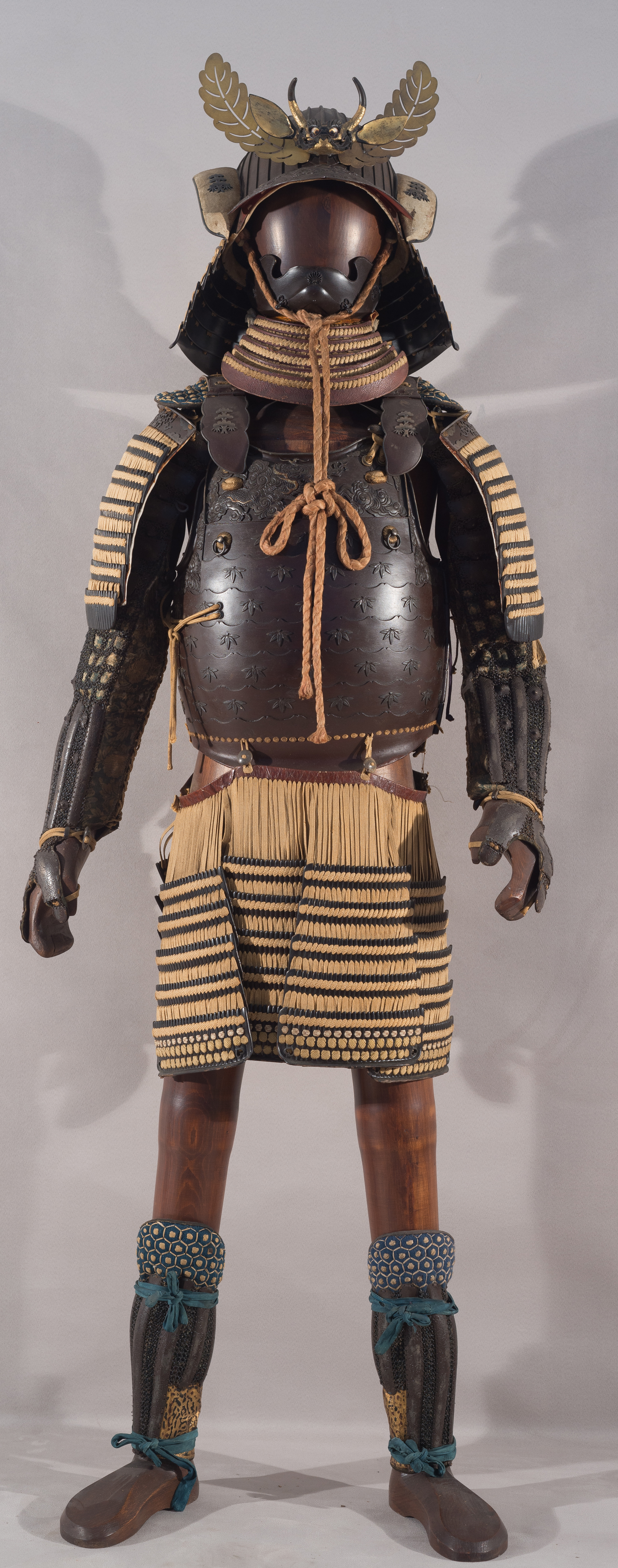 Foto di Armatura decorata con stemmi di albero di pino