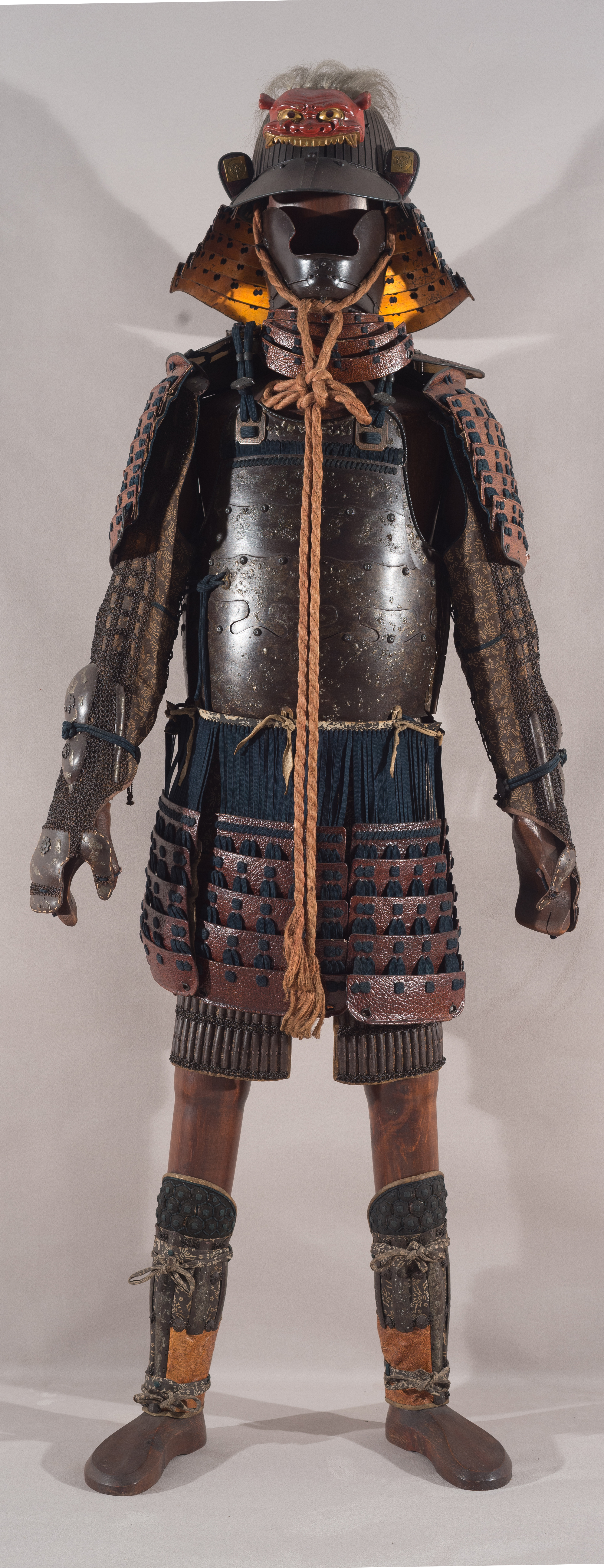 Foto di Armatura con elmo con decorazione di demone rosso