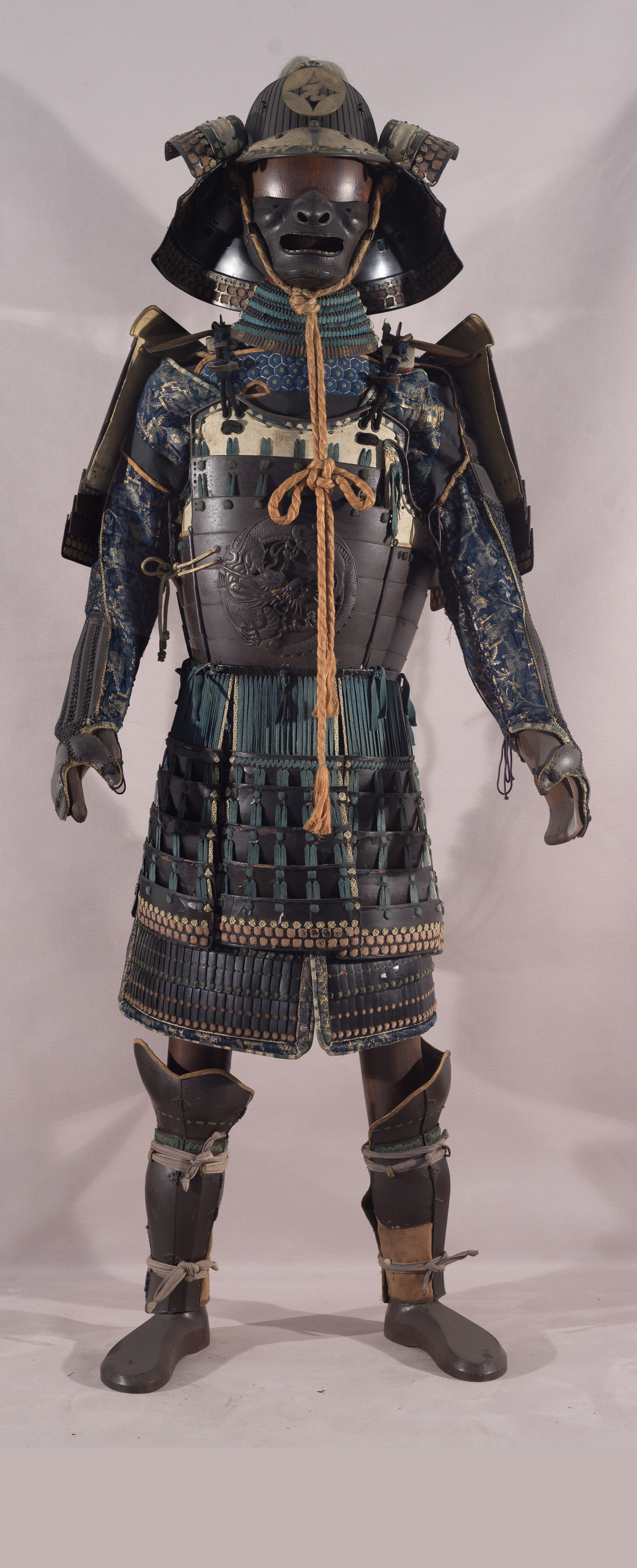 Foto di Armatura con corazza decorata con drago entro cerchio