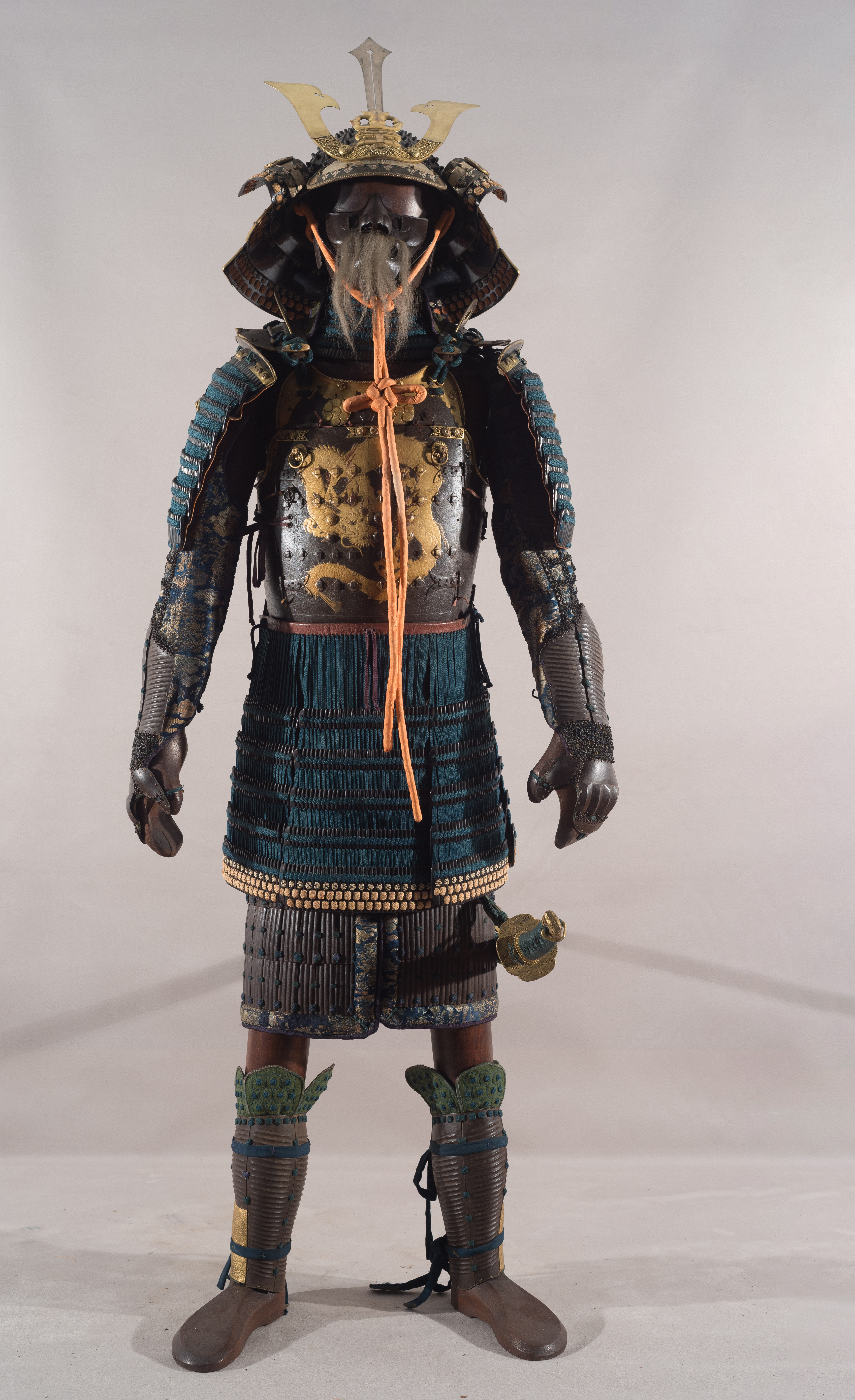 Foto di Armatura con corazza decorata con drago in volo