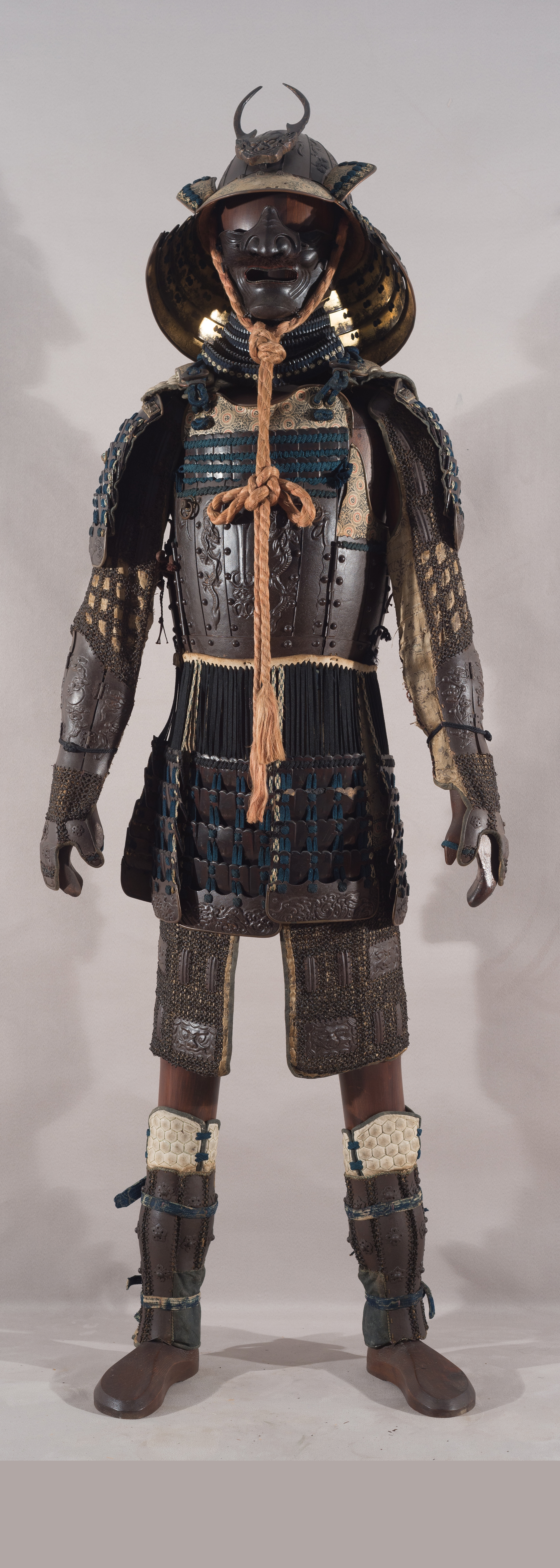 Foto di Armatura con elmo e corazza decorati con spada kurikara e draghi