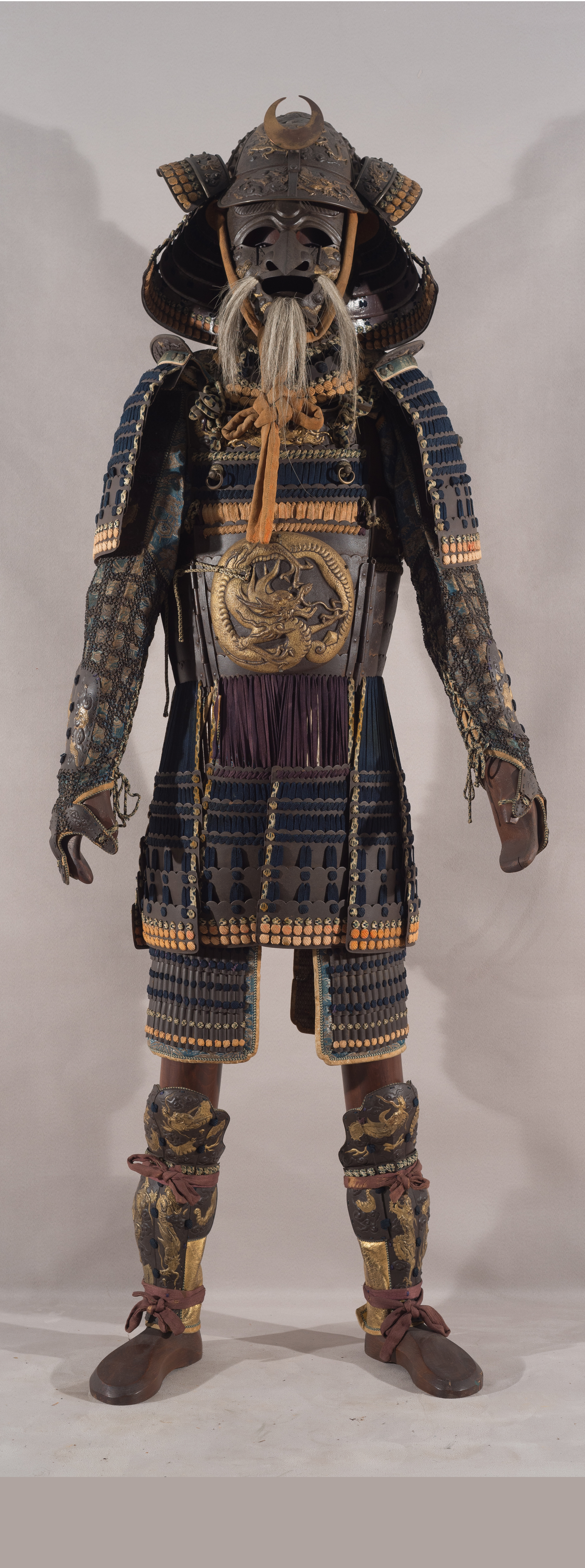 Foto di Armatura decorata con draghi e corazza con drago entro cerchio