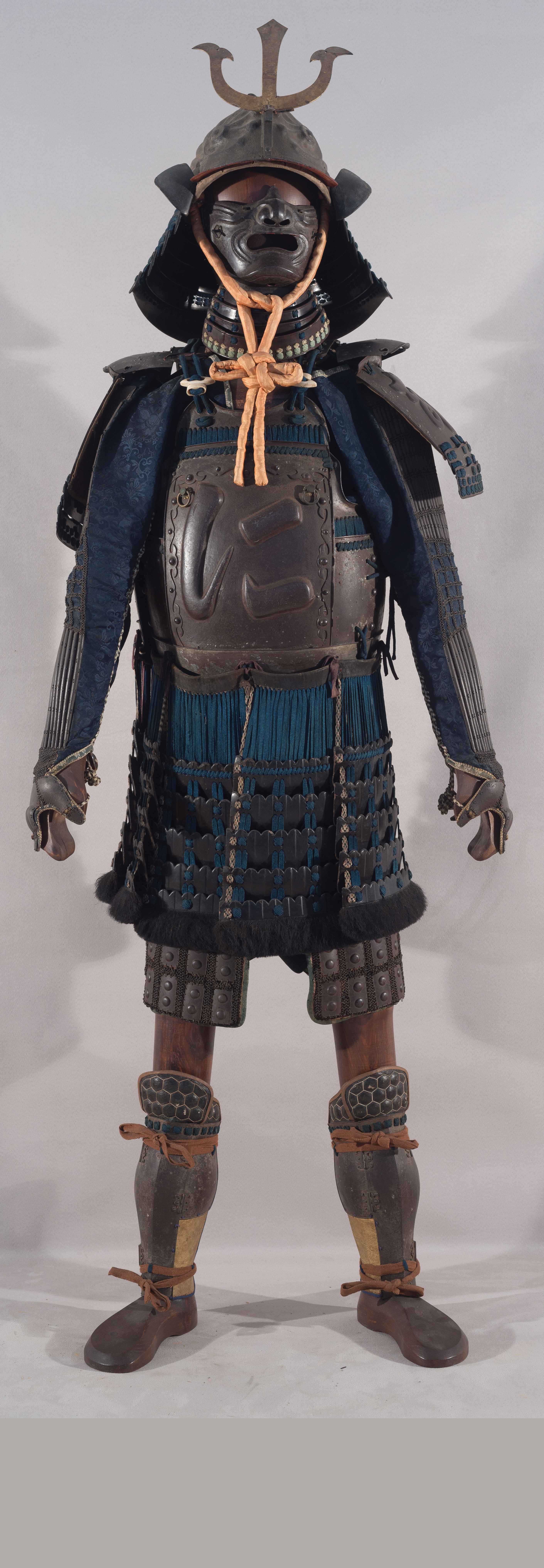 Foto di Armatura decorata con segni grafici