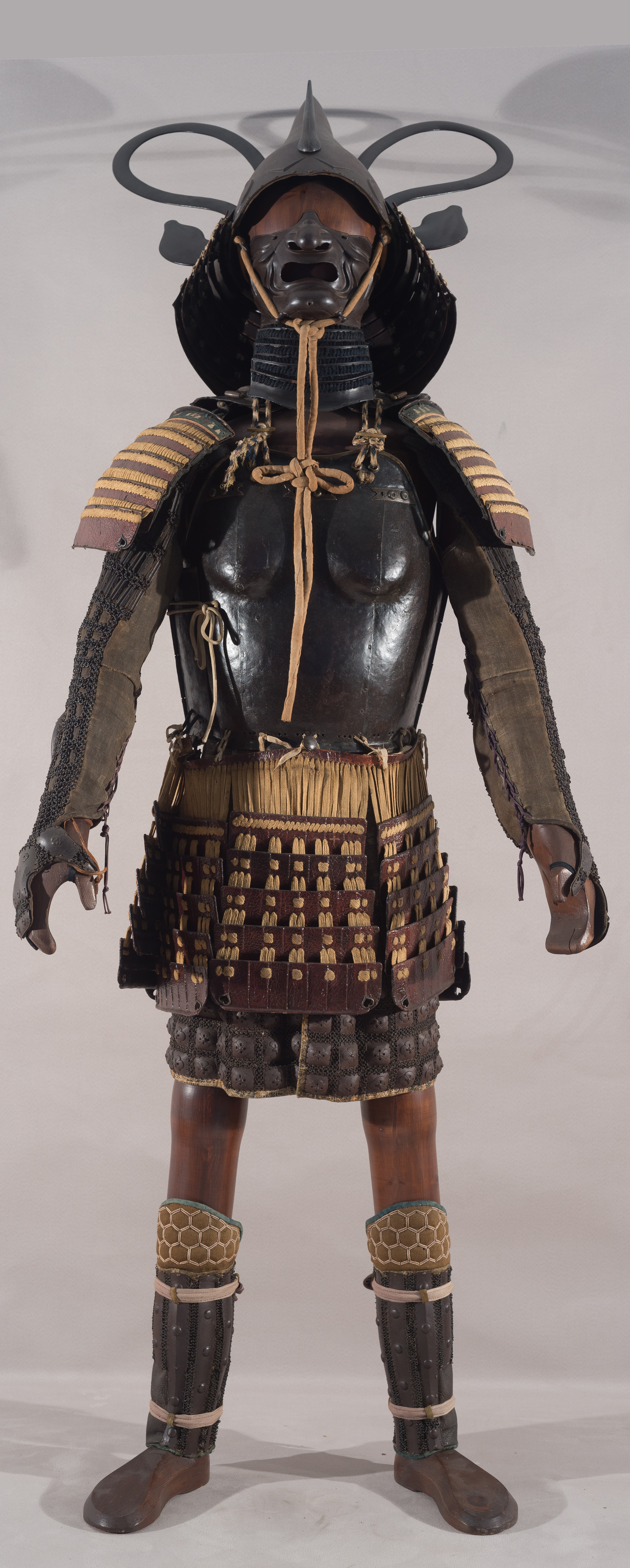Foto di Armatura con corazza in stile anatomico niō-dō