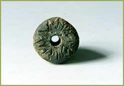 Fusaiola in terracotta Necropoli di Genova - V-IV secolo a.C.- con iscrizione in lettere etrusche LAPLASIA Fusaiola in terracotta Necropoli di Genova - V-IV secolo a.C.- con iscrizione in lettere etrusche LAPLASIA